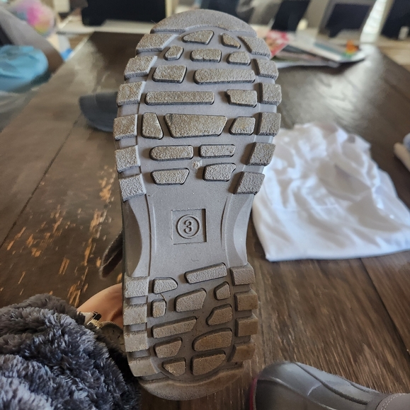 Girls Gray Snow Boots Size 3Y - lightly used - Picture 2 of 3